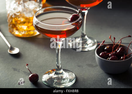 Hausgemachte Roggen Bourbon Manhattan mit einer Kirsche garnieren Stockfoto