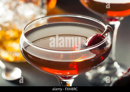 Hausgemachte Roggen Bourbon Manhattan mit einer Kirsche garnieren Stockfoto