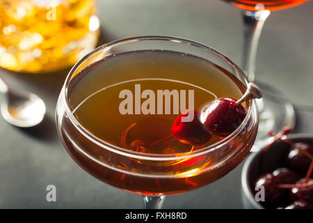 Hausgemachte Roggen Bourbon Manhattan mit einer Kirsche garnieren Stockfoto