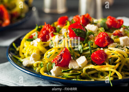 Hausgemachte Zucchini Nudeln Zoodles Pasta mit Tomaten und Feta Stockfoto