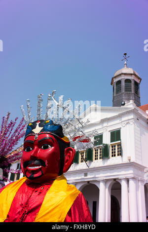 Ondel Ondel in Fatahillah Square in Jakartas Altstadt.  Das Jakarta History Museum, das ursprüngliche Rathaus befindet sich hinter. Stockfoto