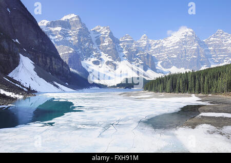 Moraine-See unter dem Eis. Banff Nationalpark. Kanada. Stockfoto