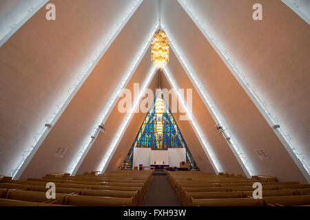 Innenansicht der Eismeerkathedrale, formal bekannt als Tromsdalen Kirche oder Tromsøysund in Tromsø, Norwegen. Stockfoto