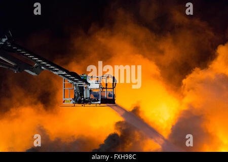 Feuerwehr in Angriff nehmen einem tobenden Feuer an Glyn Derw High School in Cardiff. Feuerwehr behauptete, dass das Feuer Brandstiftung war. Stockfoto