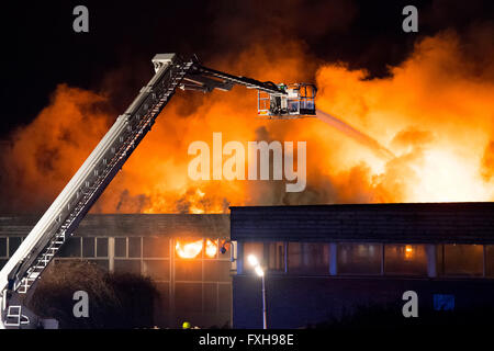 Feuerwehr in Angriff nehmen einem tobenden Feuer an Glyn Derw High School in Cardiff. Feuerwehr behauptete, dass das Feuer Brandstiftung war. Stockfoto