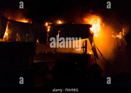 Feuerwehr in Angriff nehmen einem tobenden Feuer an Glyn Derw High School in Cardiff. Feuerwehr behauptete, dass das Feuer Brandstiftung war. Stockfoto