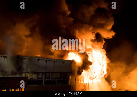 Feuerwehr in Angriff nehmen einem tobenden Feuer an Glyn Derw High School in Cardiff. Feuerwehr behauptete, dass das Feuer Brandstiftung war. Stockfoto