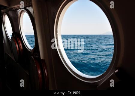 Offenes Boot Bullauge mit Blick auf das Meer hautnah Stockfoto