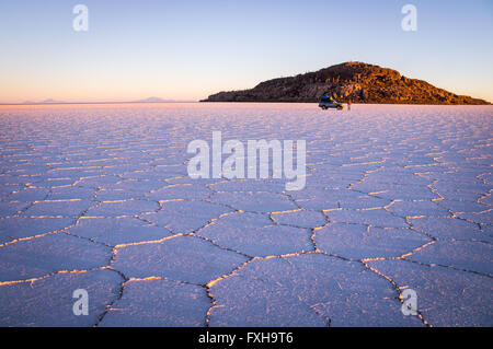 Salar Uyuni, Bolivien im September 2015: die Sonne steigt über den weltweit größten Salz See Salar de Uyuni. Südwesten Boliviens ist gut Stockfoto