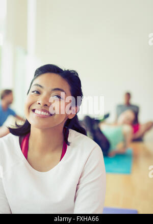 Lächelnde Frau Porträt im Yoga-Kurs Stockfoto