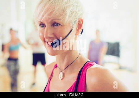 Lächelnd Fitnesstrainer mit Kopfhörer hautnah Stockfoto