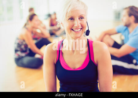 Lächeln auf den Lippen tragen Kopfhörer Fitness-Trainer Stockfoto