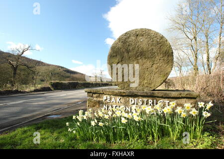 Ein Mühlstein Grenze Marker in der Dark Peak Region der Peak District National Park, Derbyshire England UK - Frühling Stockfoto