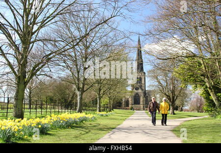 Senor Mann und Frau auf die Narzisse gehen von Wentworth Kirche (Bild) in Wentworth in Rotherham, South Yorkshire England UK Stockfoto