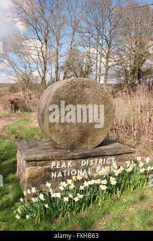 Ein Mühlstein Grenze Marker in der Dark Peak Region der Peak District National Park, Derbyshire England UK - Frühling Stockfoto