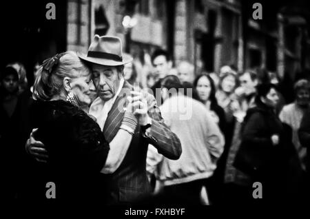Alte Paare tanzen Tango auf der Plaza Dorrego, Sal Telmo, Buenos Aires Stockfoto