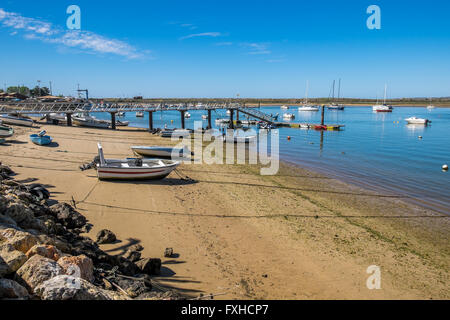 Ein Boot wurde aus dem Wasser auf den Strand gezogen. Stockfoto