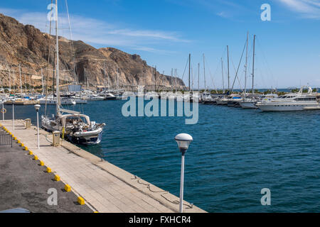 Kleines Boot Liegeplatz im Hafen von Roquetas de Mar, Spanien Stockfoto