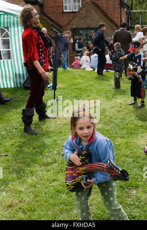 Ein kleines Mädchen, das vorgibt, eine „weiche“ Luftgitarre zu spielen. Glam Rock Band The Look at the Perch and Pike Pub South Stoke Berkshire UK 2006 2000s HOMER SYKES Stockfoto