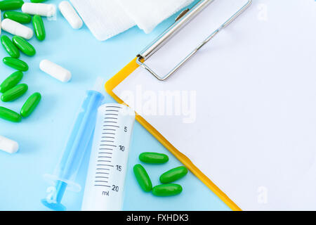 Medizinische Darstellung mit Pillen, Injektion, leeren Zwischenablage Blatt. Stockfoto