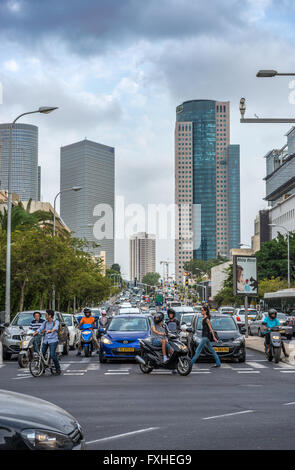 Eliezer Kaplan Anr Ibn Gabirol Straßen in Tel Aviv, Israel. Azrieli Center Türme (links) und Kirya Turm (rechts) im Hintergrund Stockfoto