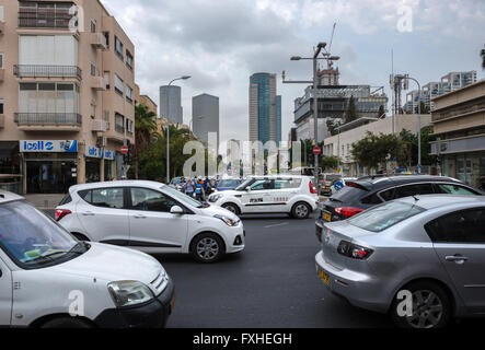 Eliezer Kaplan und Ibn Gabirol Straßen in Tel Aviv, Israel. Azrieli Center Türme (links) und Kirya Turm (rechts) im Hintergrund Stockfoto