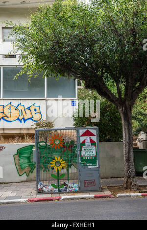 Müll Papierkorb für Kunststoff auf Bürgersteig in der Stadt Tel Aviv, Israel Stockfoto