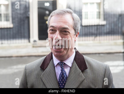 Nigel Farage liefert einen Brief Downing Street 10 beschreibt die Regierung Abstimmung im Prospekt als eine Verschwendung von Geld Stockfoto