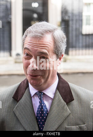 Nigel Farage liefert einen Brief Downing Street 10 beschreibt die Regierung Abstimmung im Prospekt als eine Verschwendung von Geld Stockfoto