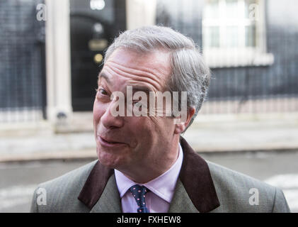 Nigel Farage liefert einen Brief Downing Street 10 beschreibt die Regierung Abstimmung im Prospekt als eine Verschwendung von Geld Stockfoto