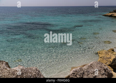 Wunderschönen türkisfarbenen Meerwasser auf Küste von ist Arutas in Insel Sardinien, Italien Stockfoto