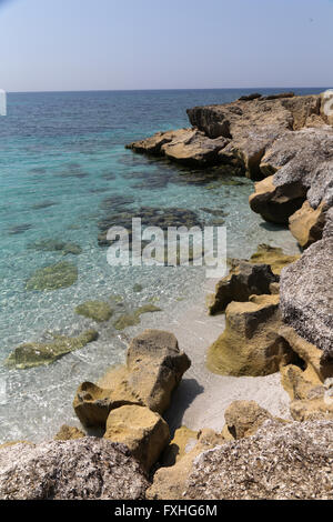 Wunderschönen türkisfarbenen Meerwasser auf Küste von ist Arutas in Insel Sardinien, Italien Stockfoto