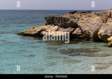 Wunderschönen türkisfarbenen Meerwasser auf Küste von ist Arutas in Insel Sardinien, Italien Stockfoto