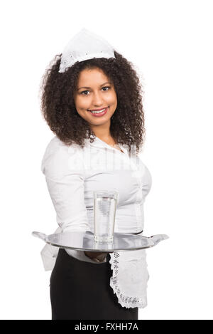 Schneiden Sie Bild einer jungen Lächeln servieren Frau mit braunen lockigen Haaren (Afro), ein Glas Wasser auf einem Tablett anbietet. Die wo Stockfoto