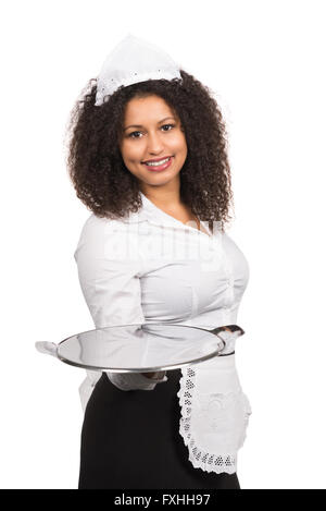 Schneiden Sie Bild einer jungen Lächeln servieren Frau mit braunen lockigen Haaren (Afro), der eine leere Tablet hält. Die Frau trägt Stockfoto