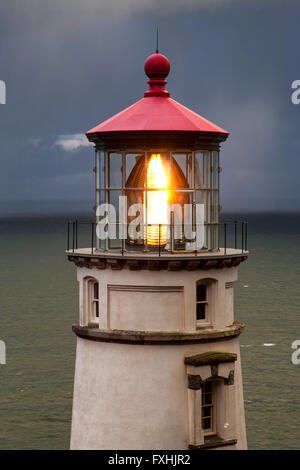 Ein Sturm nähert sich der Haceta Head Leuchtturm entlang der Küste von Oregon nördlich von der Stadt Florenz. Stockfoto