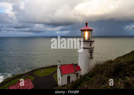 Ein Sturm nähert sich der Haceta Head Leuchtturm entlang der Küste von Oregon nördlich von der Stadt Florenz. Stockfoto
