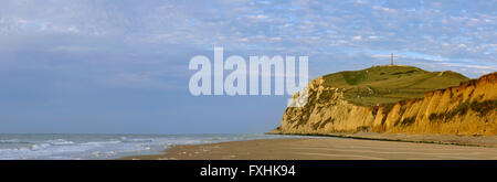 Cap Blanc Nez bei Sonnenuntergang mit Obelisk der Gedenkstätte Dover Patrol, Côte d ' Opale, Pas-de-Calais, Frankreich Stockfoto