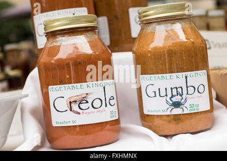 Hausgemachte kreolische und Gumbo Soße verkauft an einem Imbiss-Stand auf dem wöchentlichen Bauernmarkt auf Assembly Street Columbia, SC Stockfoto