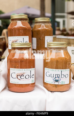 Hausgemachte kreolische und Gumbo Soße verkauft an einem Imbiss-Stand auf dem wöchentlichen Bauernmarkt auf Assembly Street Columbia, SC Stockfoto