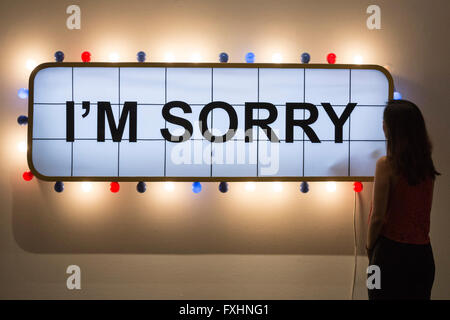 London, UK. 15. April 2016. Ich bin Sorry Lightbox von Abel Abidin, ca. 20.000-30.000 GBP. Bestandteil der Kunst des 20. Jahrhunderts: Nahost-Verkauf. Sotheby's London präsentieren Middle Eastern Art in einer einzigartigen Gruppe von fünf Sales - Bibliothek von Mohamed und Margaret Makiya am 19. April der Orientalist Verkauf am 19. April, Kunst aus der islamischen Welt am 20. April, Kunst des 20. Jahrhunderts/Nahost am 20. April und Alchemie: Objects of Desire am 21. April 2016. Stockfoto