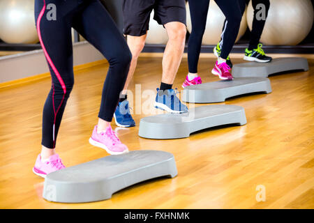 Menschen eine Ausbildung mit Schritt-Plattform im Fitness-Studio-Fitnesscenter Stockfoto