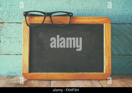 Vintage Holz Tafel auf Holztisch mit Platz für Text. Stockfoto