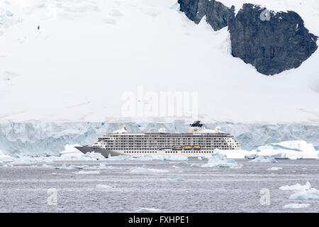 Die Welt-Kreuzfahrtschiff in der Antarktis mit Eisberge und Gletscher. Stockfoto