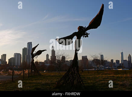 Daphne Garten Skulpturen von Dessa Kirk im nördlichen Island Park mit der Skyline von Chicago im Hintergrund in Chicago, IL, USA Stockfoto