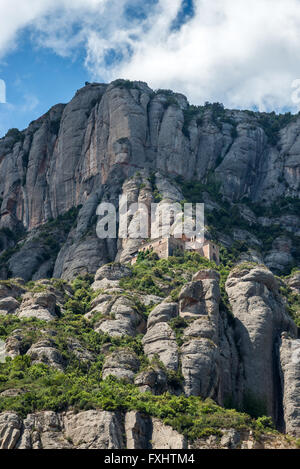 Heilige Höhle von Montserrat in der Nähe von Benediktiner-Abtei Santa Maria de Montserrat am Berg Montserrat in Katalonien, Spanien Stockfoto