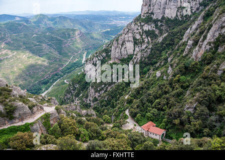 Luftbild mit Sant Joan Funicular Station von Benediktiner-Abtei Santa Maria de Montserrat am Berg Montserrat in Spanien Stockfoto