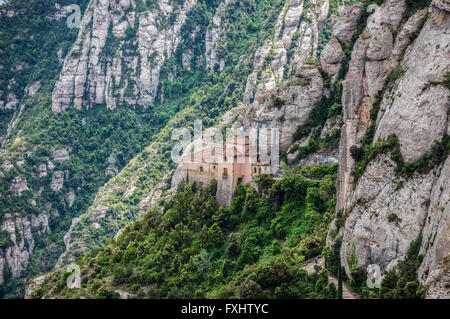 Luftbild mit heiligen Höhle von Montserrat in der Nähe von Benediktiner-Abtei Santa Maria de Montserrat Montserrat Berg, Katalonien, Spanien Stockfoto
