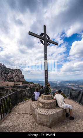 Kreuz des St. Michael in der Nähe von Benediktiner-Abtei Santa Maria de Montserrat am Berg Montserrat Monistrol de Montserrat, Spanien Stockfoto