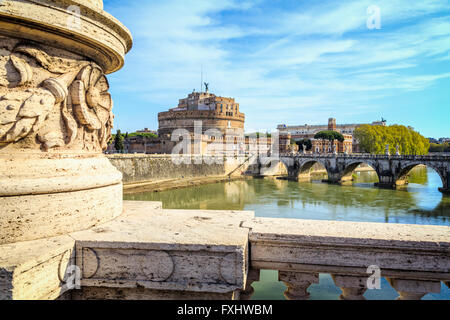 Rom, Italien. Castel Sant'Angelo und Ponte Sant'Angelo von Ponte Vittorio Emanuele II gesehen. Stockfoto